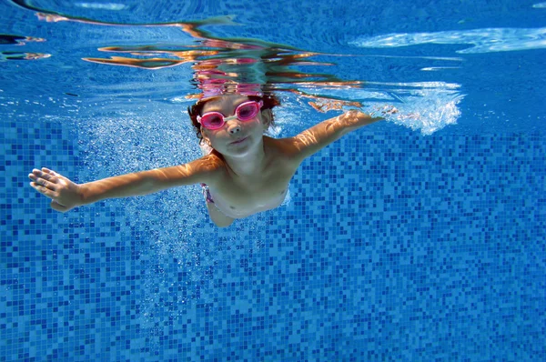 Feliz niño bajo el agua en la piscina — Foto de Stock