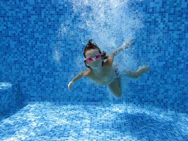 Gelukkig onderwater kind springen in het zwembad — Stockfoto