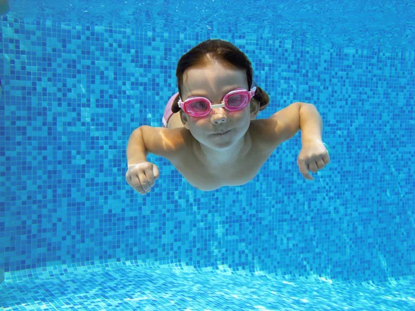 スイミング プールで幸せの笑みを浮かべて水中子 — ストック写真