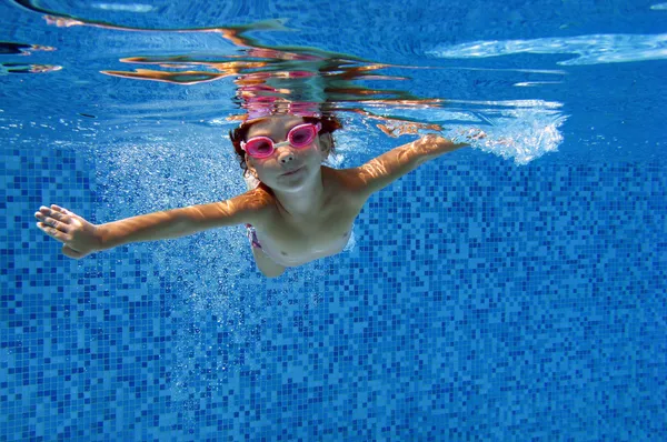 Feliz niño bajo el agua en la piscina Imagen De Stock