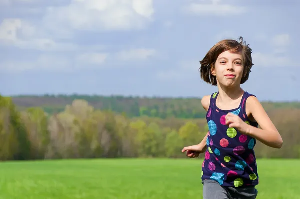 Flicka som springer utomhus — Stockfoto