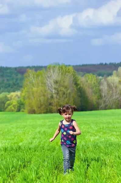 Kind plezier buitenshuis op groen veld — Stockfoto
