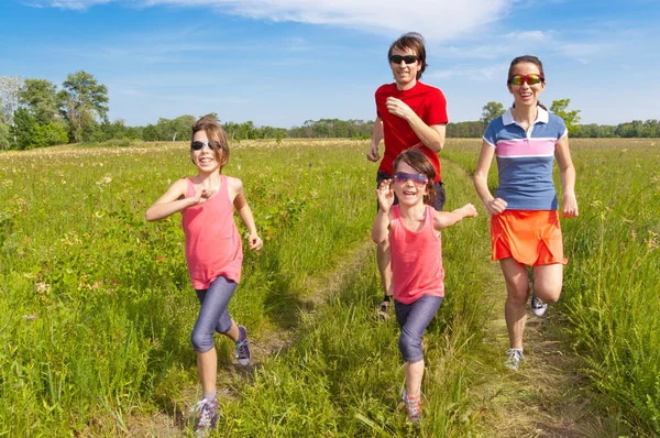 Familiesport, joggen buiten — Stockfoto