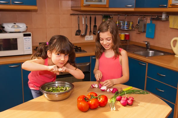Kids cooking salad at kitchen — Stock Photo, Image