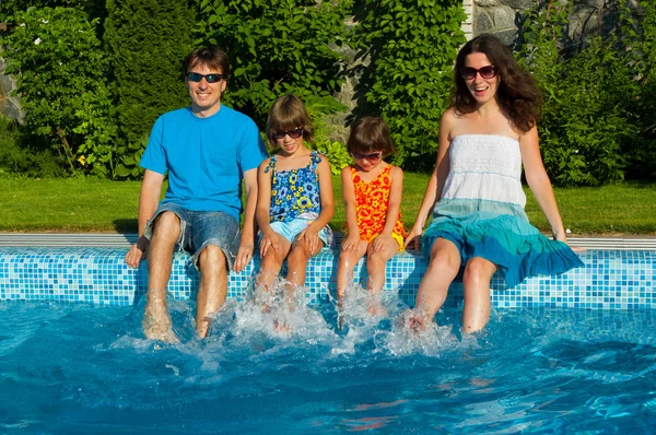 Familjen sommarsemester, kul nära pool — Stockfoto