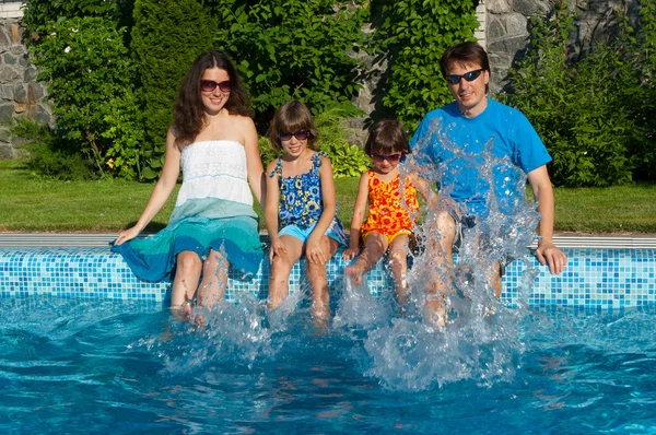 Vacaciones familiares de verano, diversión cerca de la piscina — Foto de Stock
