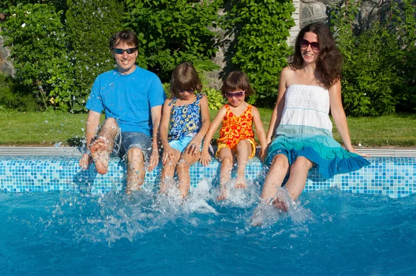 Familie zomervakantie, leuk in de buurt van zwembad — Stockfoto