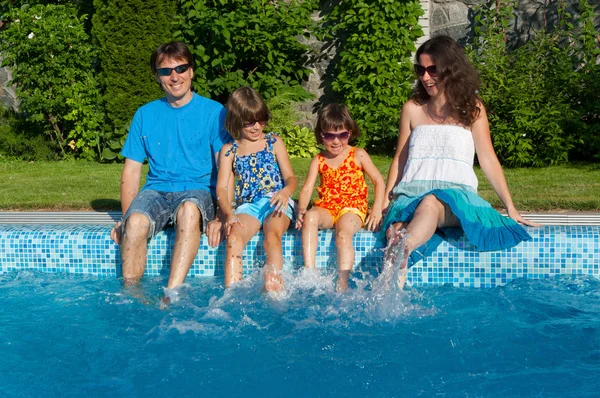가족 여름 휴가, 수영장 근처 재미 — 스톡 사진