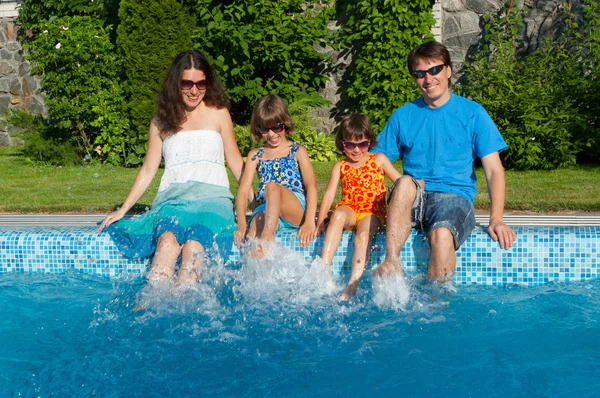 Vacaciones familiares de verano, diversión cerca de la piscina — Foto de Stock