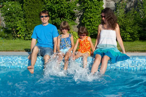 가족 여름 휴가, 수영장 근처 재미 — 스톡 사진