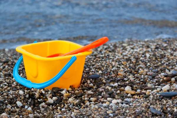 Strand speelgoed in de buurt van zee — Stockfoto