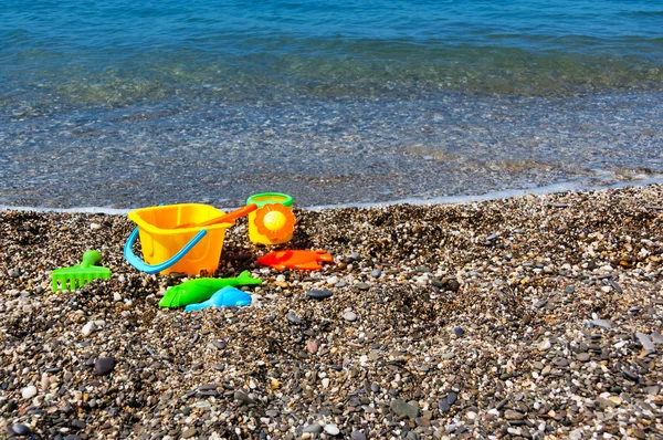 Strand speelgoed in de buurt van zee — Stockfoto
