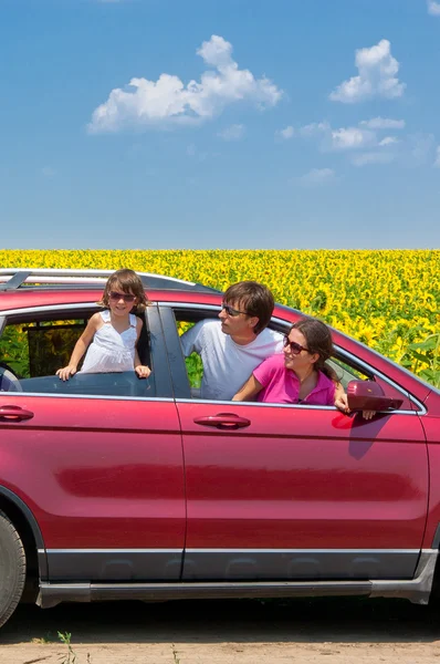 Sommerurlaub der Familie, Anreise mit dem Auto, vertikales Bild — Stockfoto