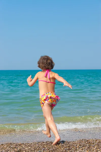Dítě a moře. běžící dítě na pláži — Stock fotografie