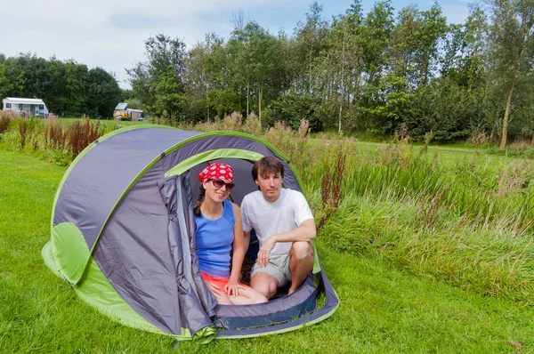 Vacances d'été en famille dans le camping — Photo