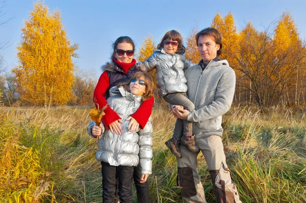 가을 공원의 행복 한 가족 — 스톡 사진