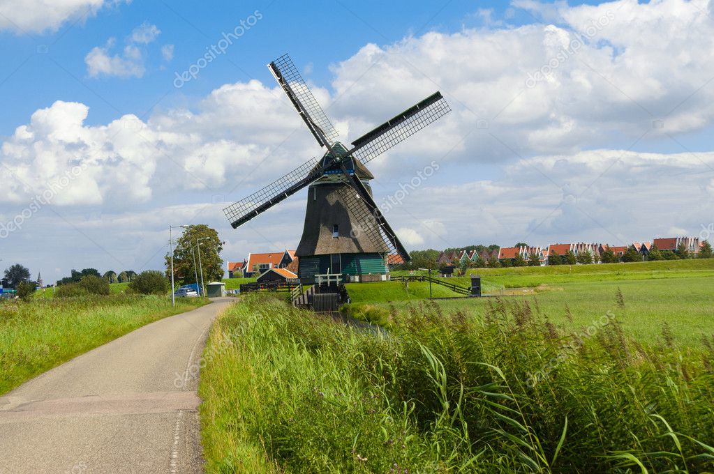 伝統的なオランダの風車オランダ フォーレンダム近く ストック写真 C Jaysi