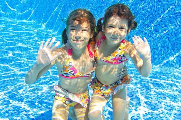 Glücklich lächelnde Unterwasserkinder im Schwimmbad — Stockfoto