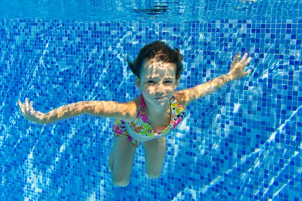 Lyckligt leende undervattens barn i poolen — Stockfoto