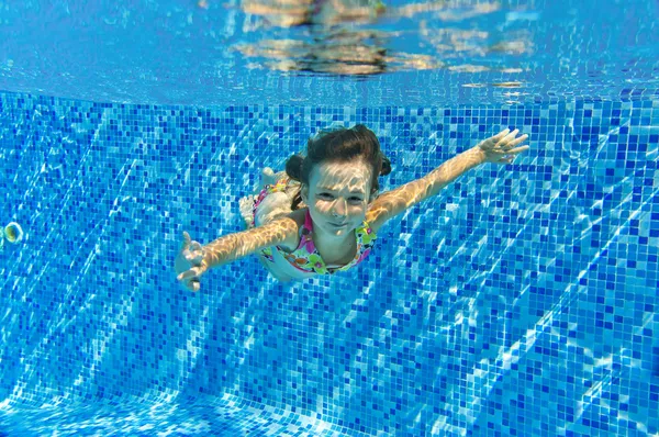 快乐的微笑水下孩子在游泳池 — 图库照片