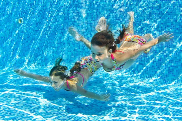Szczęśliwy uśmiechający się dzieci pod wodą w basenie — Zdjęcie stockowe