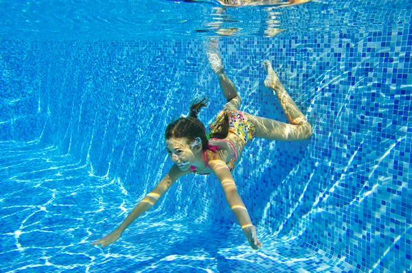 Šťastné usmívající se dítě pod vodou v bazénu — Stock fotografie