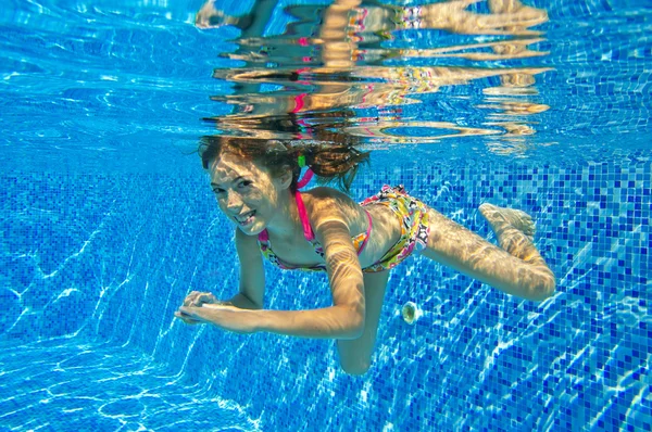Felice bambino subacqueo sorridente in piscina — Foto Stock