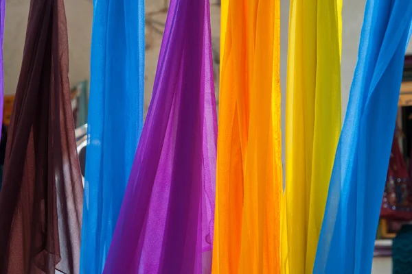 Kolorowe szaliki wiszące — Zdjęcie stockowe