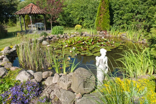 Bello classico giardino pesce stagno giardinaggio sfondo — Foto Stock