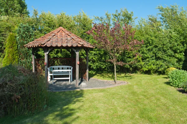 Mooi huis tuin gazebo paviljoen — Stockfoto