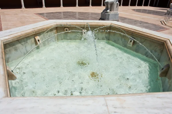 De gush water spatten fontein — Stockfoto