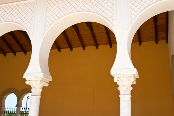 Klassisk medelhavsstil spanska byggnaden — Stockfoto