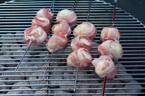 Mushrooms with bacon on the grill — Stock Photo, Image