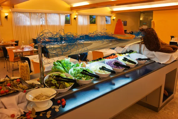 Amplia selección de ensaladas frescas en un bar buffet — Foto de Stock