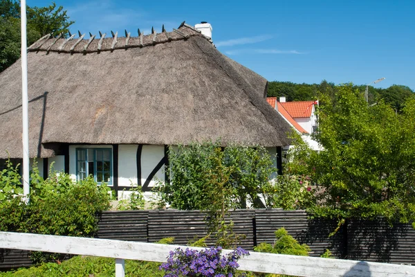 Traditionele klassieke Deense land thached huis — Stockfoto