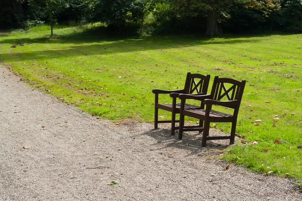Hermoso jardín parque sillas de madera esquina de asientos —  Fotos de Stock
