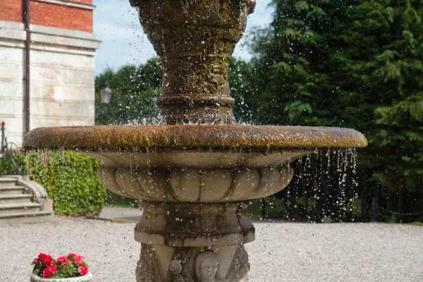 Lo zampillo di spruzzi d'acqua fontana — Foto Stock