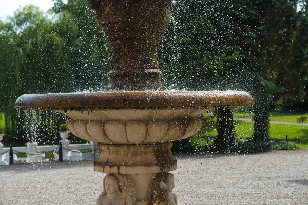 De gush water spatten fontein — Stockfoto