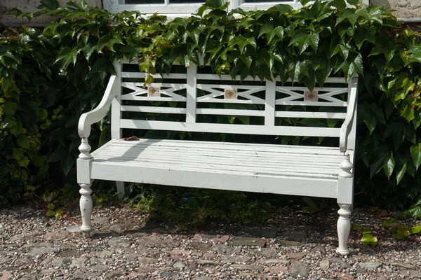 Mooie tuin Houten bench zithoek — Stockfoto
