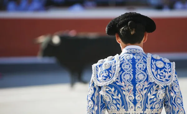 Bullfighter facing the bull — Stock Photo, Image