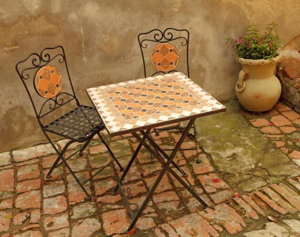 典雅花园家具托斯卡纳的露台，意大利，欧洲上 — 图库照片