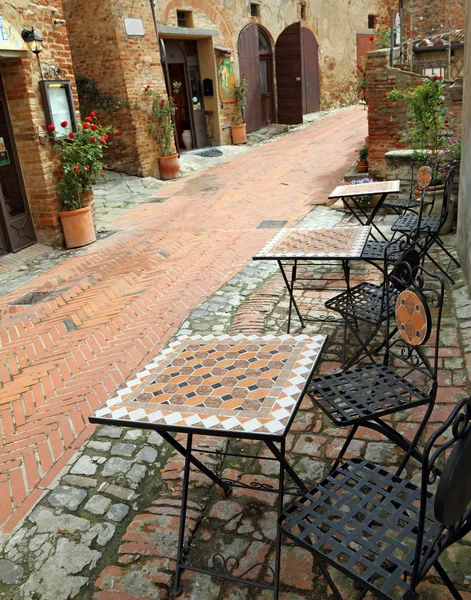 Gartenmöbel in der engen italienischen Straße i — Stockfoto