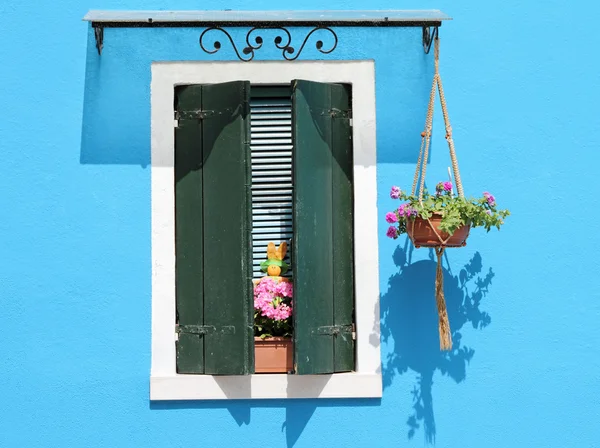 Facciata colorata con finestra con persiane — Foto Stock