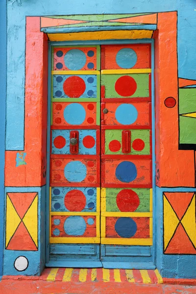 Πόρτα με πολύχρωμα ζωγραφισμένα μοτίβο — Φωτογραφία Αρχείου