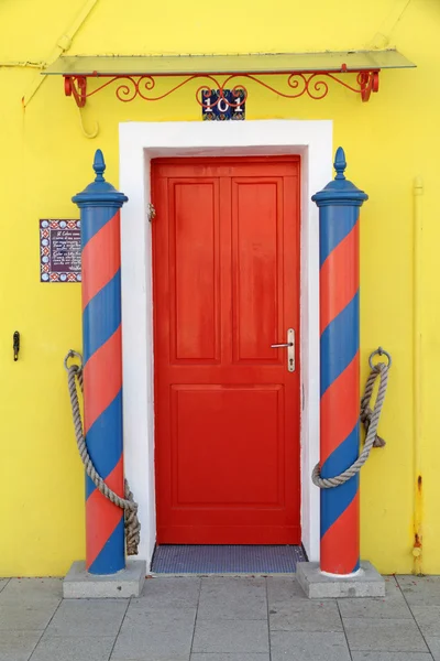 Porta tradicional colorido para a casa na aldeia de Burano — Fotografia de Stock