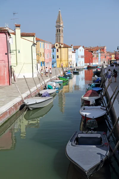 Canal in Burano little village on Venetian lagoon — Stock Photo, Image