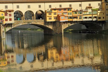 Arno Nehri üzerinde ünlü Ponte Vecchio (Köprüsü) ile sahne