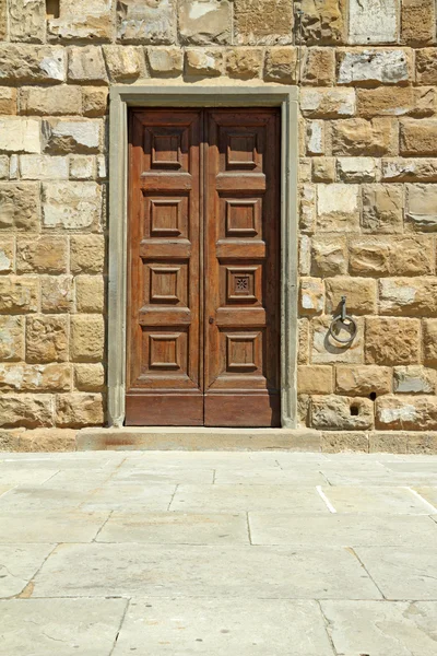 Porta de madeira elegante e parede de pedra — Fotografia de Stock