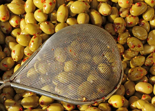 Grüne Oliven mit Paprika — Stockfoto