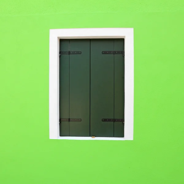 Élénk zöld homlokzati ablak — Stock Fotó